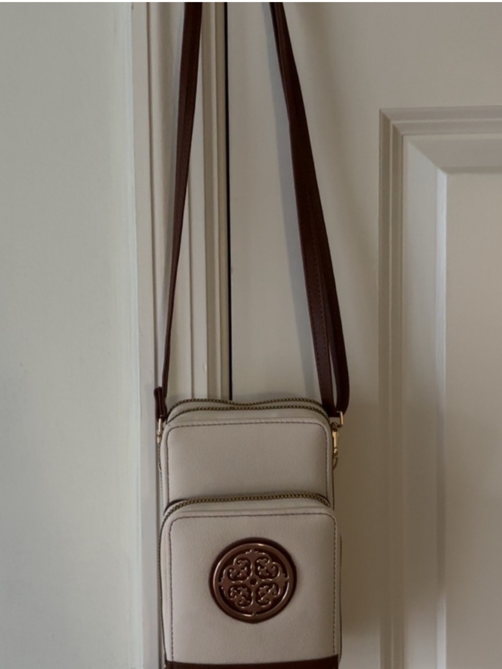 NWOT ~Women’s Cream & Brown Crossbody Bag W/Plenty Of Storage & Great For Travel